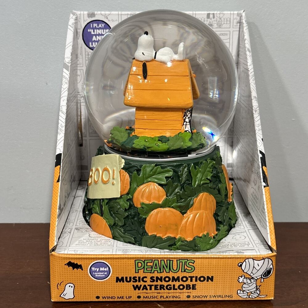 Snoopy Peanuts Halloween Snow Globe BOO Music Snowmotion Wind Up New In Box